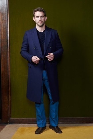 Mokassins kombinieren – 6 Herren Outfits kalt Wetter: Kombinieren Sie einen dunkelblauen Mantel mit einer blauen Chinohose, wenn Sie einen gepflegten und stylischen Look wollen. Warum kombinieren Sie Ihr Outfit für einen legereren Auftritt nicht mal mit Mokassins?