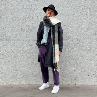 Mehrfarbigen Schal mit Schottenmuster kombinieren – 39 Herren Outfits: Kombinieren Sie einen schwarzen Mantel mit einem mehrfarbigen Schal mit Schottenmuster für einen entspannten Wochenend-Look. Vervollständigen Sie Ihr Look mit weißen Segeltuch niedrigen Sneakers.
