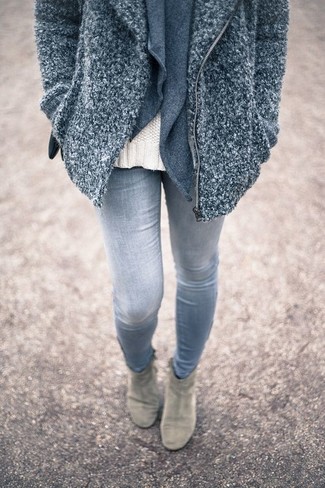 Grauen Mantel mit Reliefmuster kombinieren – 2 Damen Outfits: Diese Paarung aus einem grauen Mantel mit Reliefmuster und grauen engen Jeans bietet die gelungene Balance zwischen einem Trend-Look und zeitgenössische Stil. Graue Wildleder Stiefeletten sind eine kluge Wahl, um dieses Outfit zu vervollständigen.