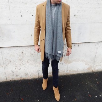 Camel Mantel kombinieren – 500+ Herbst Herren Outfits: Vereinigen Sie einen camel Mantel mit dunkelblauen engen Jeans für einen bequemen Alltags-Look. Fühlen Sie sich mutig? Entscheiden Sie sich für beige Chelsea Boots aus Wildleder. So einfach kann ein trendiges Herbst-Outfit sein.