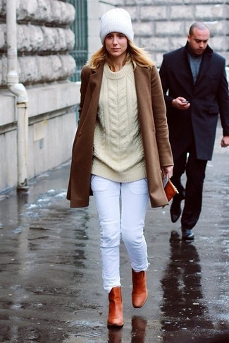 brauner Mantel, hellbeige Strickpullover, weiße enge Jeans, rotbraune Leder Stiefeletten für Damen