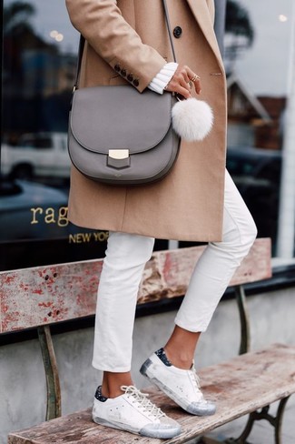Dunkelgraue Umhängetasche kombinieren – 43 Damen Outfits kalt Wetter: Probieren Sie diese Kombination aus einem beige Mantel und einer dunkelgrauen Umhängetasche für ein hübsches Wochenend-Outfit. Vervollständigen Sie Ihr Look mit weißen Leder niedrigen Sneakers.