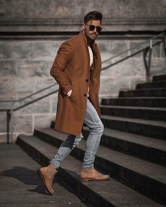 Welche Chelsea Boots mit braunen Mantels zu tragen – 98 Smart-Casual Herren Outfits: Paaren Sie einen braunen Mantel mit grauen Jeans für Drinks nach der Arbeit. Fühlen Sie sich mutig? Wählen Sie Chelsea Boots.