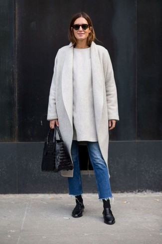 Silbernes Sweatkleid kombinieren – 71 Smart-Casual Damen Outfits: Kombinieren Sie ein silbernes Sweatkleid mit blauen Jeans, um ein lässiges Outfit zu erzielen. Dieses Outfit passt hervorragend zusammen mit schwarzen Leder Stiefeletten.