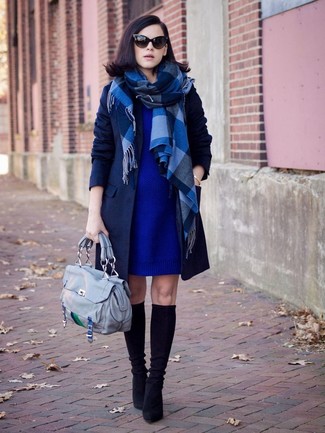 Sweatkleid kombinieren – 345 Damen Outfits: Um einen stilsicheren, legeren Look zu erreichen, paaren Sie ein Sweatkleid mit einem dunkelblauen Mantel. Schwarze kniehohe Stiefel aus Wildleder sind eine perfekte Wahl, um dieses Outfit zu vervollständigen.