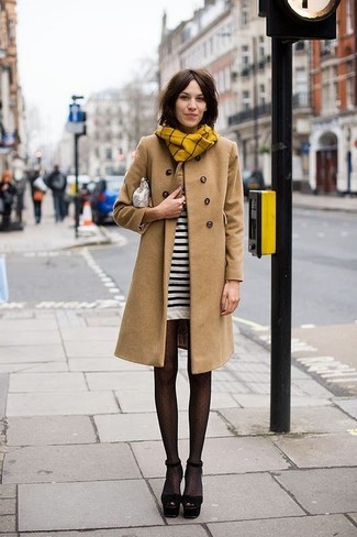 Senf Schal kombinieren – 59 Damen Outfits: Probieren Sie die Kombi aus einem beige Mantel und einem senf Schal, um einen tollen super lässigen Look zu erzielen. Schwarze Wildleder Sandaletten sind eine ideale Wahl, um dieses Outfit zu vervollständigen.