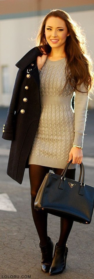 Silbernes Sweatkleid kombinieren – 23 Elegante Damen Outfits: Wenn Sie einen entspannten Look erzielen möchten, macht die Kombination aus einem silbernen Sweatkleid und einem schwarzen Mantel Sinn. Schwarze Leder Stiefeletten sind eine großartige Wahl, um dieses Outfit zu vervollständigen.