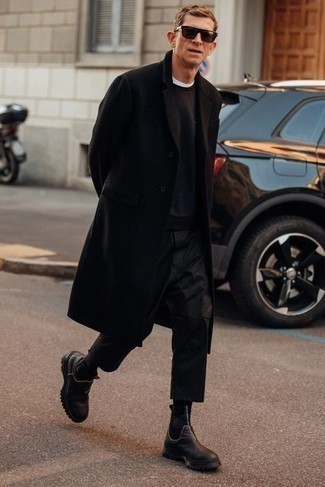Welche Mäntel mit schwarzer Cargohose zu tragen – 8 Herren Outfits: Kombinieren Sie einen Mantel mit einer schwarzen Cargohose, um einen modischen Freizeitlook zu kreieren. Fühlen Sie sich mutig? Entscheiden Sie sich für dunkelbraunen Chelsea Boots aus Leder.