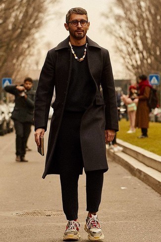 Dunkelbraunen Mantel kombinieren – 500+ Herren Outfits: Vereinigen Sie einen dunkelbraunen Mantel mit einer schwarzen Chinohose für Ihren Bürojob. Suchen Sie nach leichtem Schuhwerk? Ergänzen Sie Ihr Outfit mit braunen Sportschuhen für den Tag.