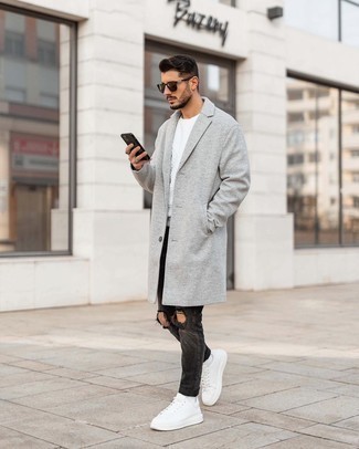 Welche niedrige Sneakers mit grauer enger Jeans zu tragen – 184 Herren Outfits: Entscheiden Sie sich für einen grauen Mantel und grauen enge Jeans für ein großartiges Wochenend-Outfit. Fühlen Sie sich ideenreich? Entscheiden Sie sich für niedrige Sneakers.