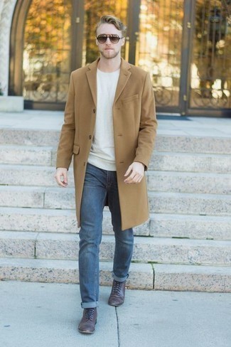 Dunkelbraune Lederfreizeitstiefel kombinieren – 500+ Herren Outfits: Vereinigen Sie einen camel Mantel mit dunkelblauen Jeans, um einen modischen Freizeitlook zu kreieren. Eine dunkelbraune Lederfreizeitstiefel sind eine perfekte Wahl, um dieses Outfit zu vervollständigen.