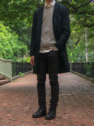 Schwarze Lederfreizeitstiefel kombinieren – 500+ Herren Outfits: Die Paarung aus einem schwarzen Mantel und schwarzen Jeans ist eine gute Wahl für einen Tag im Büro. Eine schwarze Lederfreizeitstiefel sind eine perfekte Wahl, um dieses Outfit zu vervollständigen.