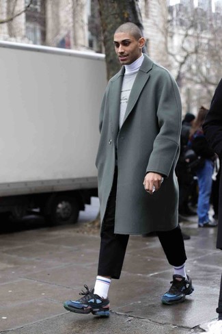 Sportschuhe kombinieren – 236 Smart-Casual Herren Outfits kühl Wetter: Kombinieren Sie einen grauen Mantel mit einer schwarzen Chinohose für Drinks nach der Arbeit. Fühlen Sie sich mutig? Vervollständigen Sie Ihr Outfit mit Sportschuhen.