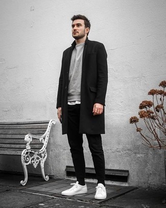 Schwarzen Mantel kombinieren – 986+ Herren Outfits: Erwägen Sie das Tragen von einem schwarzen Mantel und einer schwarzen Chinohose für einen für die Arbeit geeigneten Look. Fühlen Sie sich ideenreich? Ergänzen Sie Ihr Outfit mit weißen Segeltuch niedrigen Sneakers.