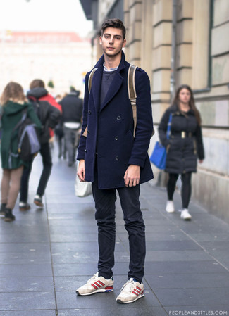20 Jährige: Dunkelgrünen Rucksack kombinieren – 38 Herren Outfits: Ein dunkelblauer Mantel und ein dunkelgrüner Rucksack sind eine perfekte Wochenend-Kombination. Hellbeige Wildleder niedrige Sneakers sind eine kluge Wahl, um dieses Outfit zu vervollständigen.