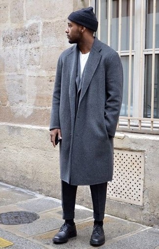 30 Jährige: Schwarze Anzughose kombinieren – 167 Herren Outfits kalt Wetter: Kombinieren Sie einen grauen Mantel mit einer schwarzen Anzughose, um vor Klasse und Perfektion zu strotzen. Wenn Sie nicht durch und durch formal auftreten möchten, entscheiden Sie sich für schwarzen Leder Derby Schuhe.