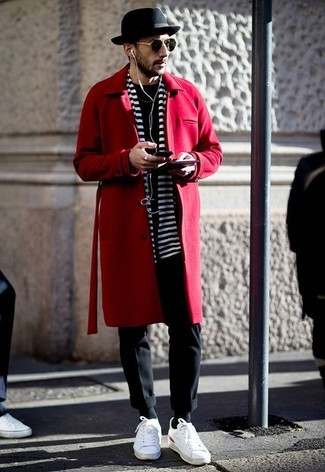 Schwarzen und weißen horizontal gestreiften Schal kombinieren – 7 Herren Outfits: Kombinieren Sie einen roten Mantel mit einem schwarzen und weißen horizontal gestreiften Schal für einen entspannten Wochenend-Look. Weiße Leder niedrige Sneakers sind eine ideale Wahl, um dieses Outfit zu vervollständigen.
