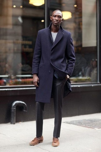 Welche Mäntel mit grauer Anzughose zu tragen – 497 Herren Outfits: Erwägen Sie das Tragen von einem Mantel und einer grauen Anzughose, um vor Klasse und Perfektion zu strotzen. Fühlen Sie sich ideenreich? Vervollständigen Sie Ihr Outfit mit braunen Wildleder Slippern mit Quasten.
