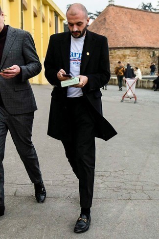Mokassins kombinieren – 6 Herren Outfits kalt Wetter: Paaren Sie einen schwarzen Mantel mit einer schwarzen Anzughose für eine klassischen und verfeinerte Silhouette. Wenn Sie nicht durch und durch formal auftreten möchten, komplettieren Sie Ihr Outfit mit Mokassins.