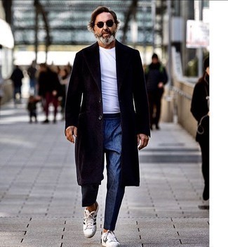 50 Jährige: Weiße und braune Schuhe kombinieren – 55 Smart-Casual Frühling Herren Outfits: Entscheiden Sie sich für einen dunkelbraunen Mantel und eine blaue Anzughose für einen stilvollen, eleganten Look. Warum kombinieren Sie Ihr Outfit für einen legereren Auftritt nicht mal mit weißen und schwarzen Leder niedrigen Sneakers? Das ist eindeutig ein perfekt passendes Outfit für Frühlingsabende!