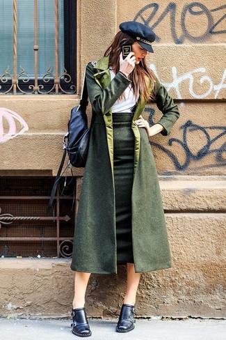 Schiebermütze kombinieren – 108 Damen Outfits: Diese Paarung aus einem olivgrünen Mantel und einer Schiebermütze schafft die perfekte Balance zwischen einem Trend-Look und zeitgenössische Aussehen. Schwarze Leder Stiefeletten sind eine ideale Wahl, um dieses Outfit zu vervollständigen.