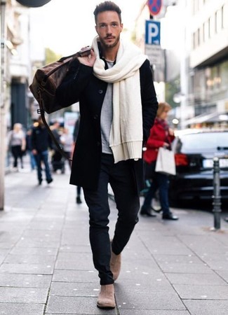 Weißen Schal kombinieren – 133 Herren Outfits: Ein schwarzer Mantel und ein weißer Schal sind eine gute Outfit-Formel für Ihre Sammlung. Fühlen Sie sich mutig? Entscheiden Sie sich für hellbeige Chelsea Boots aus Wildleder.