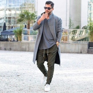 Grauen Mantel kombinieren – 500+ Herren Outfits: Kombinieren Sie einen grauen Mantel mit einer olivgrünen Chinohose für Ihren Bürojob. Suchen Sie nach leichtem Schuhwerk? Entscheiden Sie sich für weißen niedrige Sneakers für den Tag.