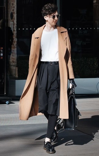 Wie Slipper mit Mantels zu kombinieren – 329 Smart-Casual Herren Outfits: Erwägen Sie das Tragen von einem Mantel und einer schwarzen Chinohose, wenn Sie einen gepflegten und stylischen Look wollen. Entscheiden Sie sich für Slipper, um Ihr Modebewusstsein zu zeigen.