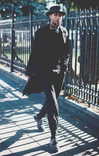 20 Jährige: Dunkelblauen Wollhut kombinieren – 1 Smart-Casual Herren Outfits kühl Wetter: Für ein bequemes Couch-Outfit, vereinigen Sie einen dunkelblauen Mantel mit einem dunkelblauen Wollhut. Machen Sie Ihr Outfit mit schwarzen Leder Derby Schuhen eleganter.
