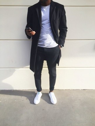 20 Jährige: Welche niedrige Sneakers mit schwarzer Chinohose zu tragen – 74 Smart-Casual Herren Outfits warm Wetter: Kombinieren Sie einen schwarzen Mantel mit einer schwarzen Chinohose für Ihren Bürojob. Machen Sie diese Aufmachung leger mit niedrigen Sneakers.