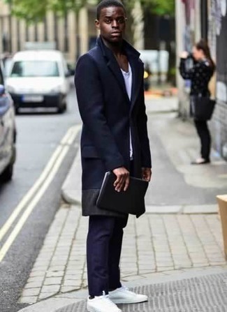 Schwarze Leder Clutch Handtasche kombinieren – 180 Smart-Casual Herren Outfits: Für ein bequemes Couch-Outfit, kombinieren Sie einen dunkelblauen Mantel mit einer schwarzen Leder Clutch Handtasche. Ergänzen Sie Ihr Look mit weißen Segeltuch niedrigen Sneakers.