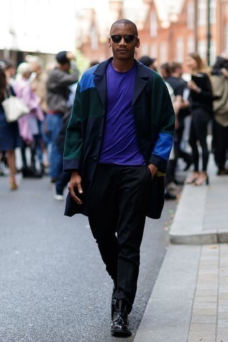 dunkelgrüner Mantel, violettes T-Shirt mit einem Rundhalsausschnitt, schwarze Chinohose, schwarze Lederfreizeitstiefel für Herren