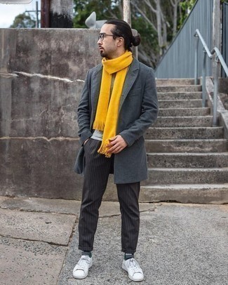 Senf Schal kombinieren – 77 Herren Outfits: Für ein bequemes Couch-Outfit, entscheiden Sie sich für einen grauen Mantel und einen senf Schal. Vervollständigen Sie Ihr Look mit weißen Segeltuch niedrigen Sneakers.