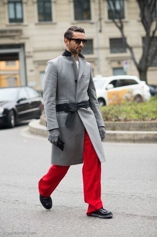 Rote Chinohose kombinieren – 365 Herren Outfits: Kombinieren Sie einen grauen Mantel mit einer roten Chinohose, um einen eleganten, aber nicht zu festlichen Look zu kreieren. Eine schwarze Lederfreizeitstiefel sind eine großartige Wahl, um dieses Outfit zu vervollständigen.