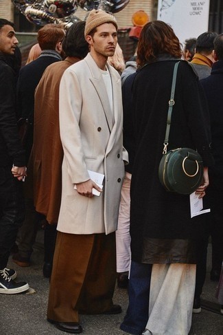 Braune Lederfreizeitstiefel kombinieren – 500+ Herren Outfits kühl Wetter: Vereinigen Sie einen beigen Mantel mit einer braunen Chinohose, um einen modischen Freizeitlook zu kreieren. Komplettieren Sie Ihr Outfit mit einer braunen Lederfreizeitstiefeln.