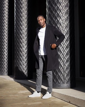 Schwarze Socken kombinieren – 500+ Smart-Casual Herren Outfits kühl Wetter: Für ein bequemes Couch-Outfit, kombinieren Sie einen schwarzen Mantel mit schwarzen Socken. Weiße Segeltuch niedrige Sneakers sind eine kluge Wahl, um dieses Outfit zu vervollständigen.