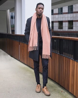 Rosa Schal kombinieren – 10 Herren Outfits: Ein dunkelgrauer Mantel und ein rosa Schal sind eine ideale Outfit-Formel für Ihre Sammlung. Beige Leder niedrige Sneakers fügen sich nahtlos in einer Vielzahl von Outfits ein.