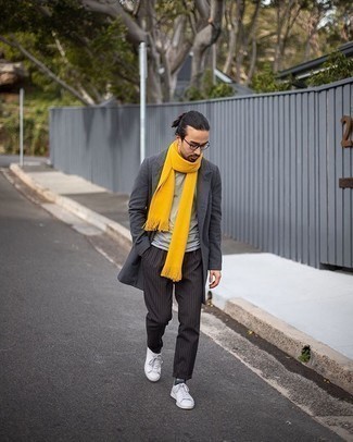 Senf Schal kombinieren – 77 Herren Outfits: Paaren Sie einen dunkelgrauen Mantel mit einem senf Schal für einen entspannten Wochenend-Look. Ergänzen Sie Ihr Look mit weißen Segeltuch niedrigen Sneakers.