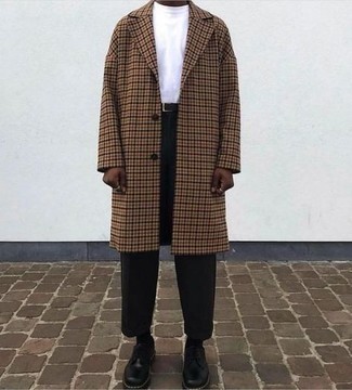 Braunen Mantel mit Vichy-Muster kombinieren – 21 Herren Outfits: Tragen Sie einen braunen Mantel mit Vichy-Muster und eine schwarze Chinohose, um einen eleganten, aber nicht zu festlichen Look zu kreieren. Heben Sie dieses Ensemble mit schwarzen Leder Derby Schuhen hervor.