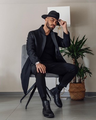 Schwarzen Hut kombinieren – 390 Herren Outfits: Für ein bequemes Couch-Outfit, kombinieren Sie einen schwarzen Mantel mit einem schwarzen Hut. Heben Sie dieses Ensemble mit schwarzen Chelsea Boots aus Leder hervor.