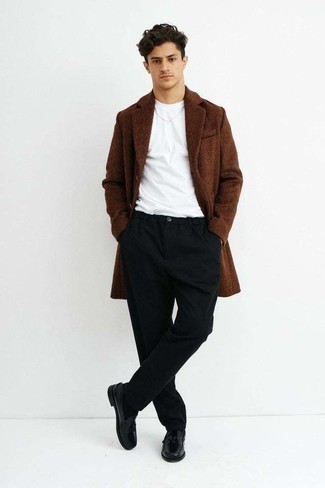 Braunen Mantel kombinieren – 500+ Herren Outfits: Tragen Sie einen braunen Mantel und eine schwarze Chinohose, um einen eleganten, aber nicht zu festlichen Look zu kreieren. Entscheiden Sie sich für schwarzen Leder Slipper mit Quasten, um Ihr Modebewusstsein zu zeigen.