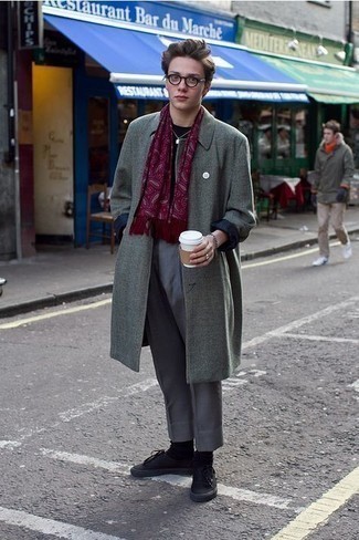 Roten Schal mit Paisley-Muster kombinieren – 7 Smart-Casual Herren Outfits kühl Wetter: Kombinieren Sie einen grauen Mantel mit einem roten Schal mit Paisley-Muster für einen entspannten Wochenend-Look. Vervollständigen Sie Ihr Look mit schwarzen Segeltuch niedrigen Sneakers.