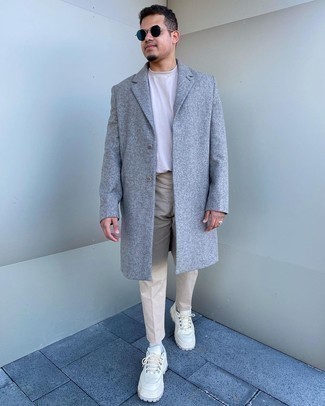 Hellbeige Chinohose kombinieren – 500+ Herren Outfits kühl Wetter: Kombinieren Sie einen grauen Mantel mit einer hellbeige Chinohose für Ihren Bürojob. Warum kombinieren Sie Ihr Outfit für einen legereren Auftritt nicht mal mit weißen Segeltuch niedrigen Sneakers?