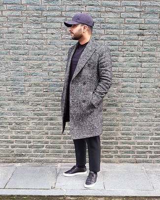 Casual kühl Wetter Outfits Herren 2024: Kombinieren Sie einen dunkelgrauen Mantel mit Schottenmuster mit einer schwarzen Chinohose, um einen modischen Freizeitlook zu kreieren. Fühlen Sie sich mutig? Komplettieren Sie Ihr Outfit mit schwarzen Leder niedrigen Sneakers.
