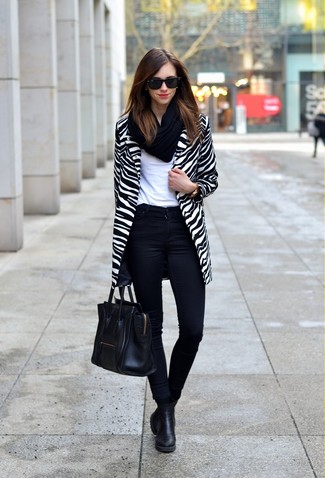 weißer und schwarzer horizontal gestreifter Mantel, weißes T-Shirt mit einem Rundhalsausschnitt, schwarze enge Jeans, schwarze Chelsea-Stiefel für Damen