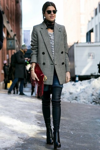 Dunkelblaue Jeans kombinieren – 500+ Damen Outfits kalt Wetter: Erwägen Sie das Tragen von einem grauen Mantel mit Schottenmuster und dunkelblauen Jeans, um eine lässige Stimmung zu kreieren. Schwarze Overknee Stiefel aus Leder sind eine kluge Wahl, um dieses Outfit zu vervollständigen.