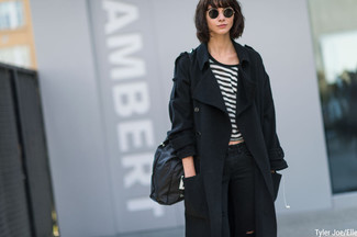 schwarzer Mantel, weißes und schwarzes horizontal gestreiftes T-Shirt mit einem Rundhalsausschnitt, schwarze enge Jeans mit Destroyed-Effekten, schwarzer Leder Rucksack für Damen