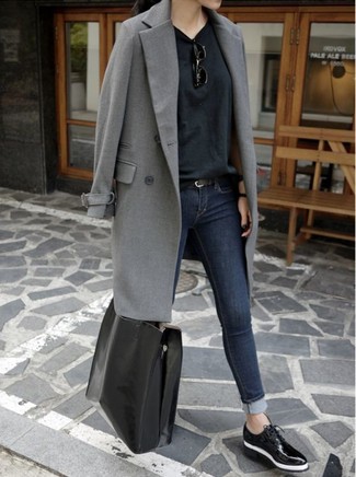grauer Mantel, schwarzes T-Shirt mit einem Rundhalsausschnitt, dunkelblaue enge Jeans, schwarze Leder Oxford Schuhe für Damen