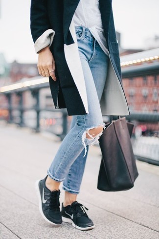 Schwarzen Mantel kombinieren – 6 Lässige Damen Outfits: Um eine legere und harmonische Silhouette zu formen, entscheiden Sie sich für einen schwarzen Mantel und hellblauen enge Jeans mit Destroyed-Effekten. Suchen Sie nach leichtem Schuhwerk? Entscheiden Sie sich für schwarzen Sportschuhe für den Tag.