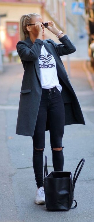 Schwarze enge Jeans mit Destroyed-Effekten kombinieren – 344 Damen Outfits: Machen Sie sich mit einem dunkelgrauen Mantel und schwarzen engen Jeans mit Destroyed-Effekten einen lockeren, mühelosen Stil zu Nutze. Weiße niedrige Sneakers liefern einen wunderschönen Kontrast zu dem Rest des Looks.
